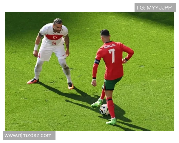 足球明星C罗推出限量版口罩引发球迷热潮与时尚潮流交融 足球明星C罗推出限量版口罩引发球迷热潮与时尚潮流交融