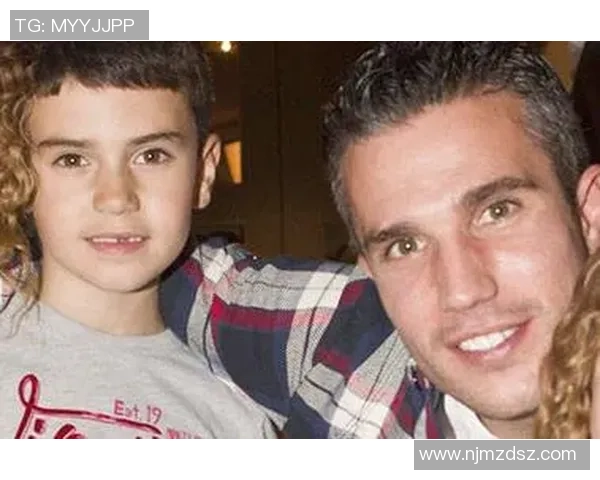 足球明星怀抱小孩展现温情一面引发网友热议与感动 足球明星怀抱小孩展现温情一面引发网友热议与感动