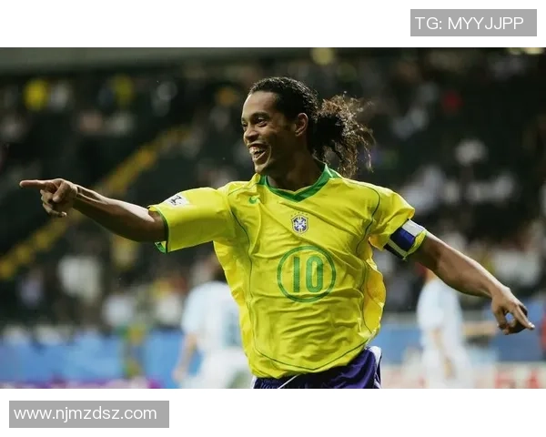 足球明星抱胸高清图片展现运动魅力与个性风采的完美瞬间