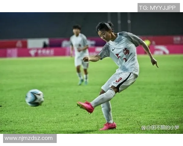 足球明星背后的女人们她们的故事与荣耀交织在一起的生活与梦想 足球明星背后的女人们她们的故事与荣耀交织在一起的生活与梦想