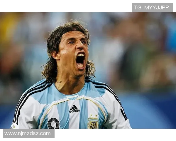 长发足球明星的魅力与风格解析他们如何在赛场上展现个性与实力