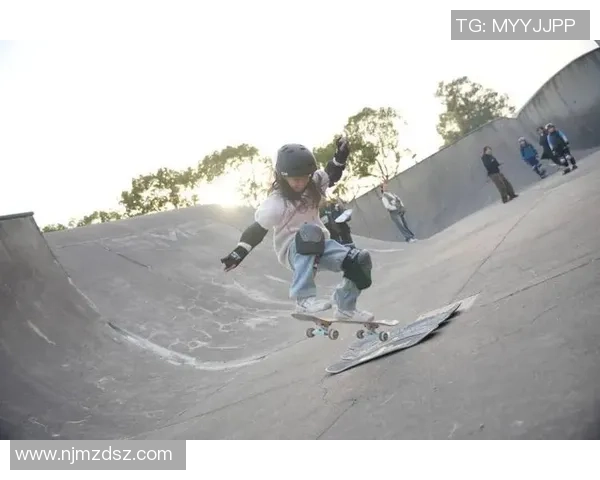 极限运动嘉年华点评:重庆滑板队的技术表现 极限运动嘉年华点评:重庆滑板队的技术表现